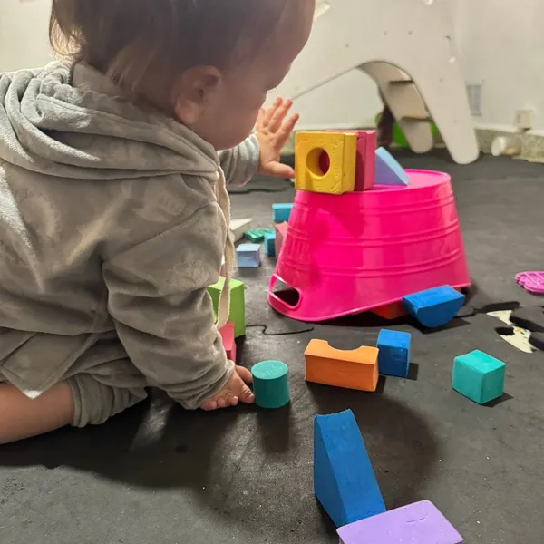 Bebé jugando con bloques de colores