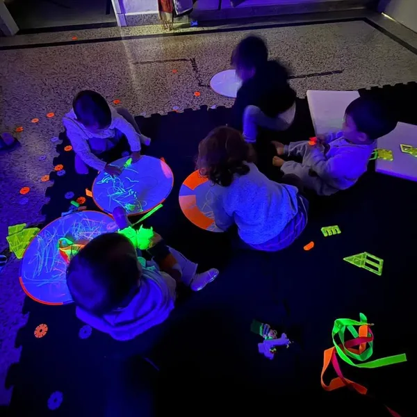 Grupo de niños en actividad de luz negra