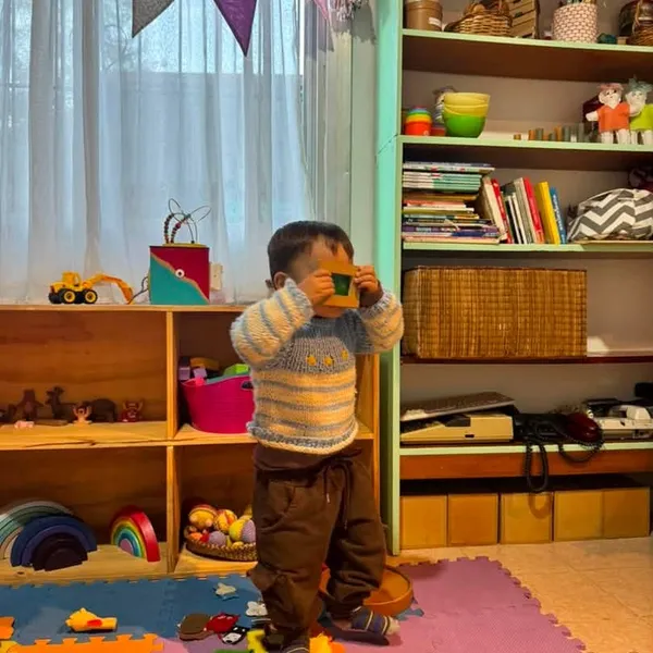 Niño jugando con una cámara de juguete