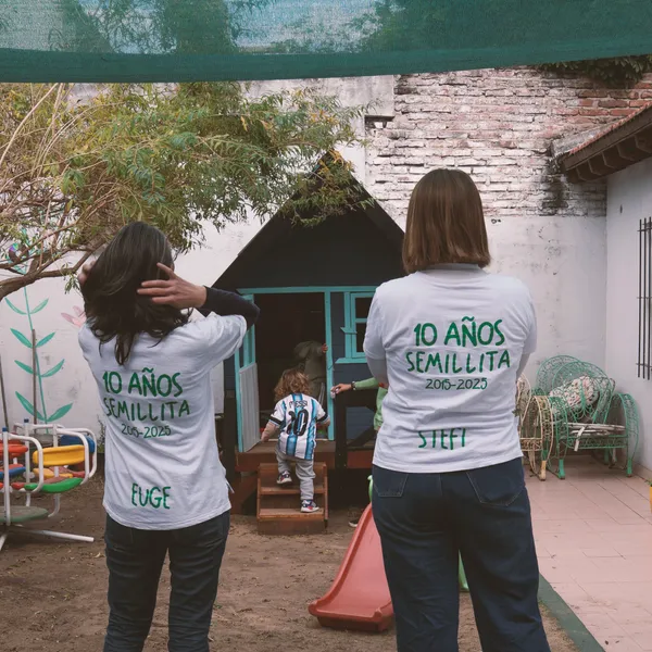 Equipo de Semillita celebrando los 10 años en el patio